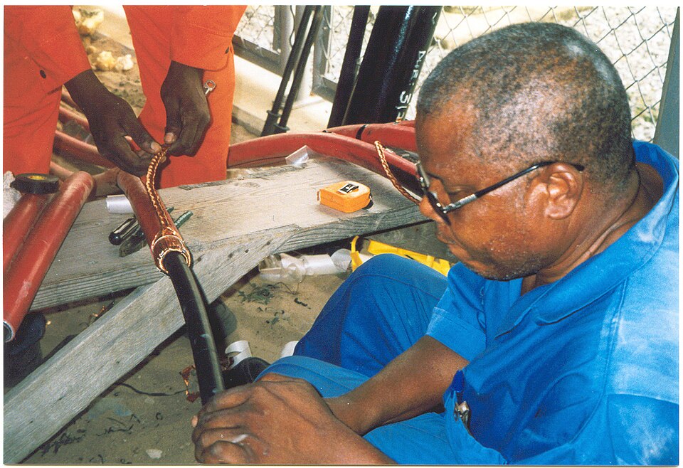 Connecting a high voltage cable