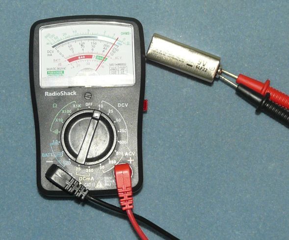 Voltage measure device with battery