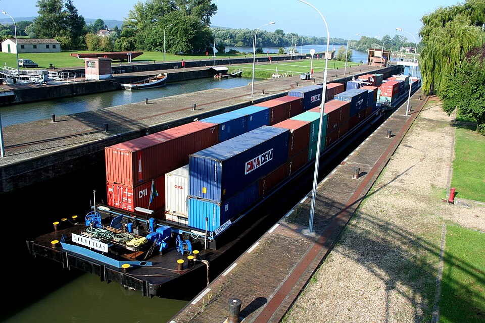 The lock at Poses-Amfreville is the first, coming from the sea