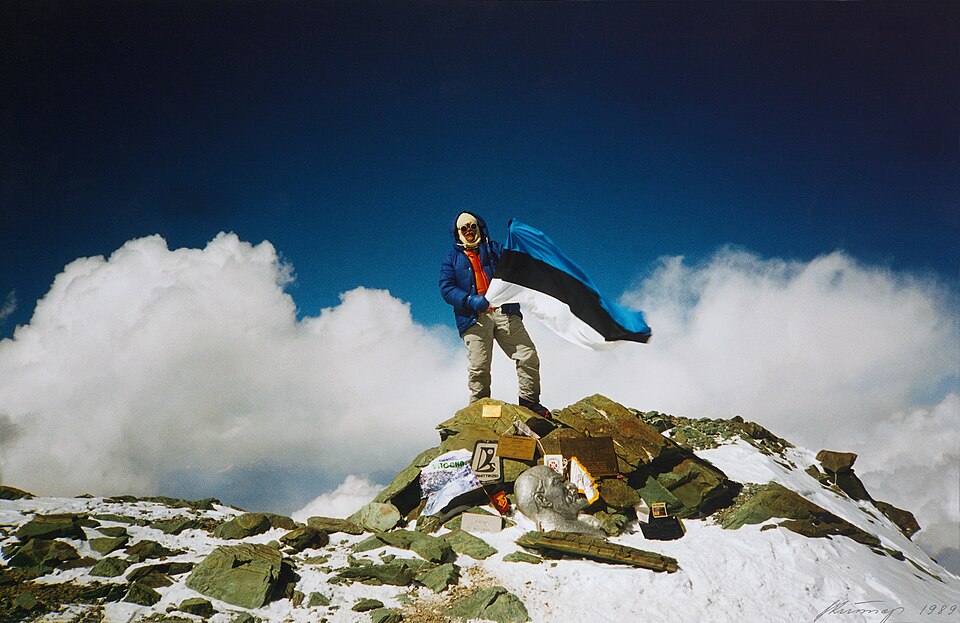 Setting up a flag could also possess the meaning of conquering something. Jaan Künnap with the flag of Estonia at the top of Lenin Peak