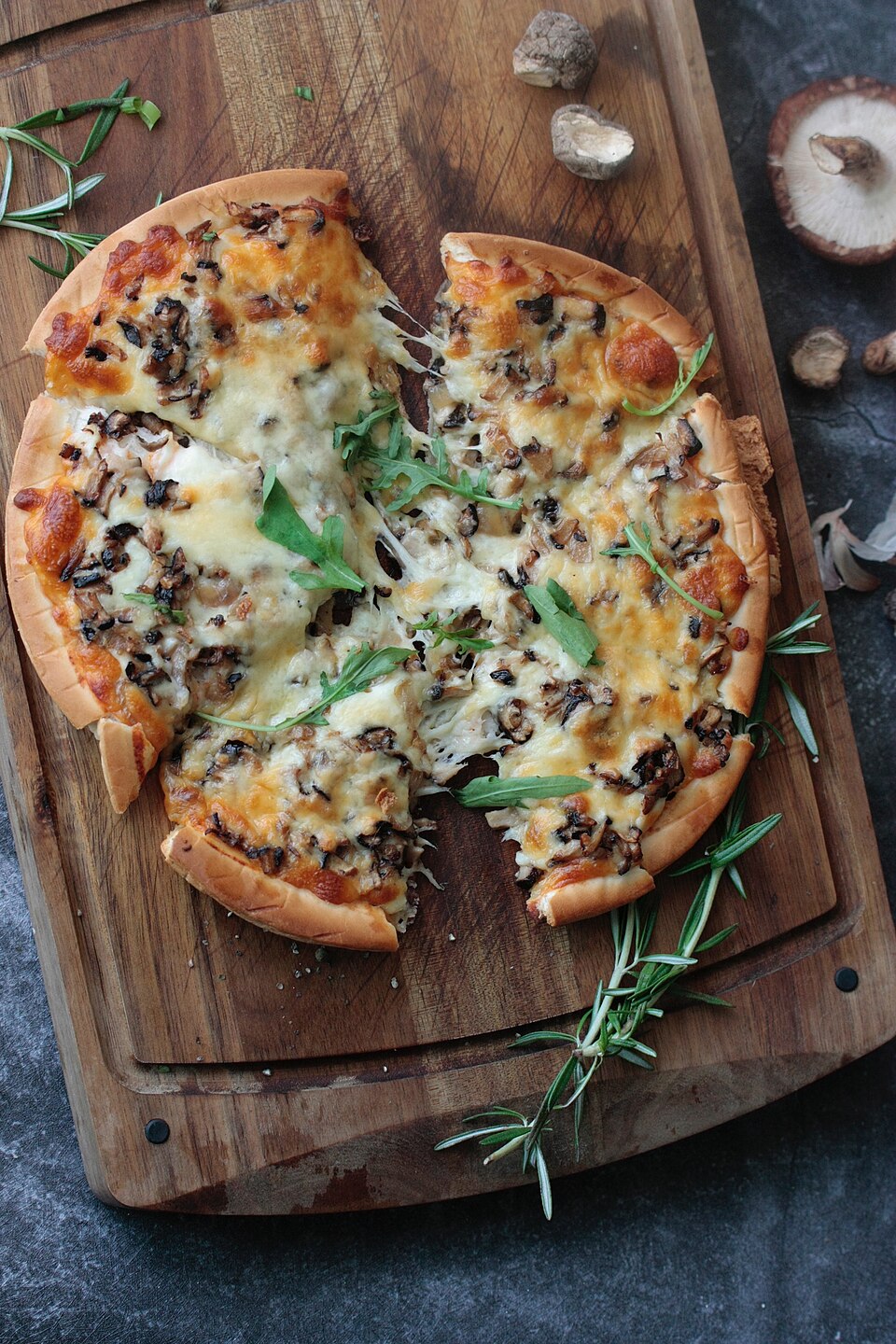 Mushroom and cheese pizza