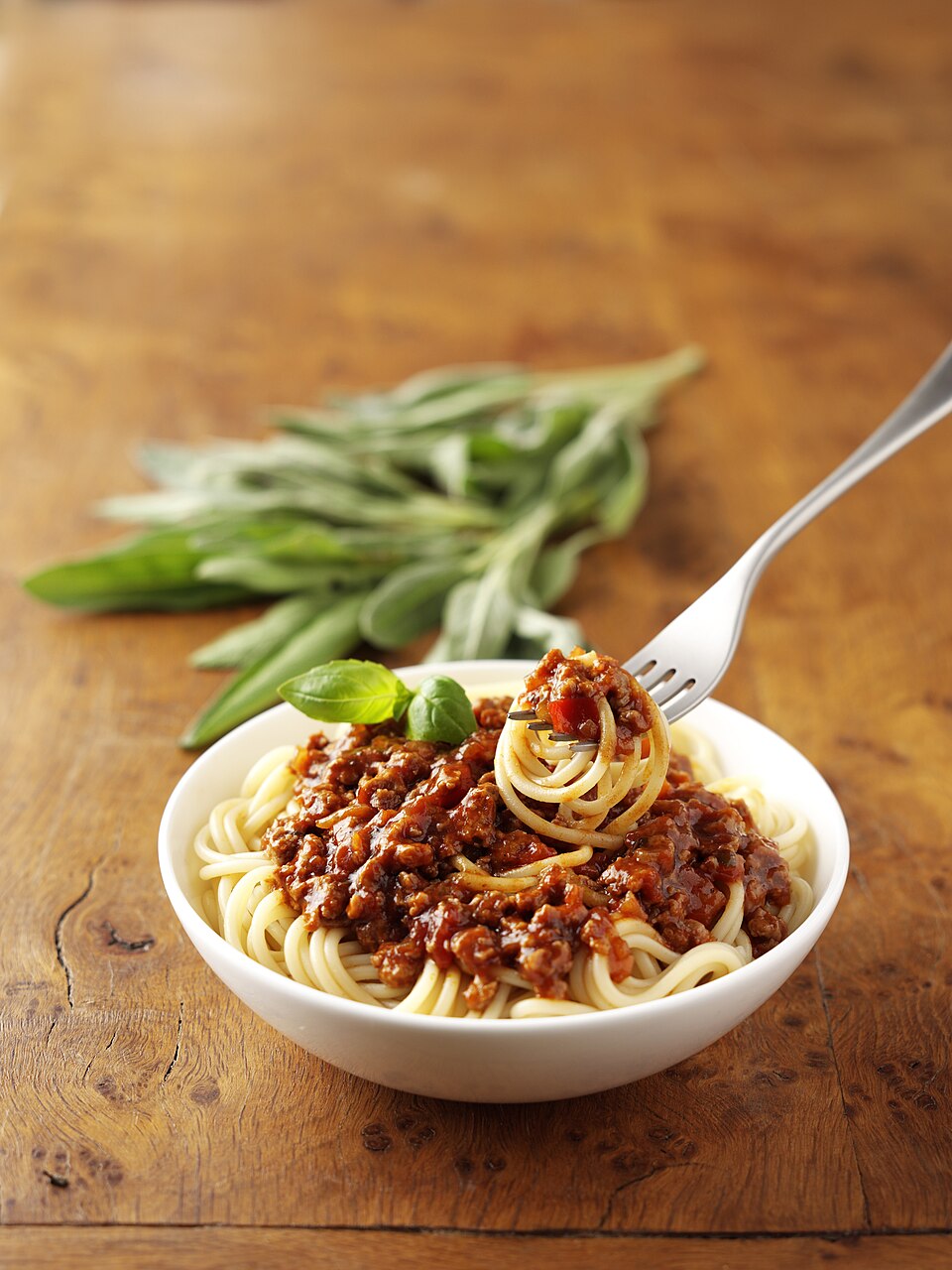 Cooked spaghetti with tomato sauce.