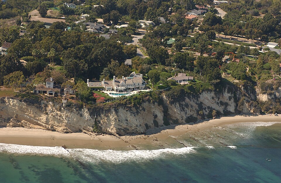 This aerial photo shows the sloping strata in the cliff quite well