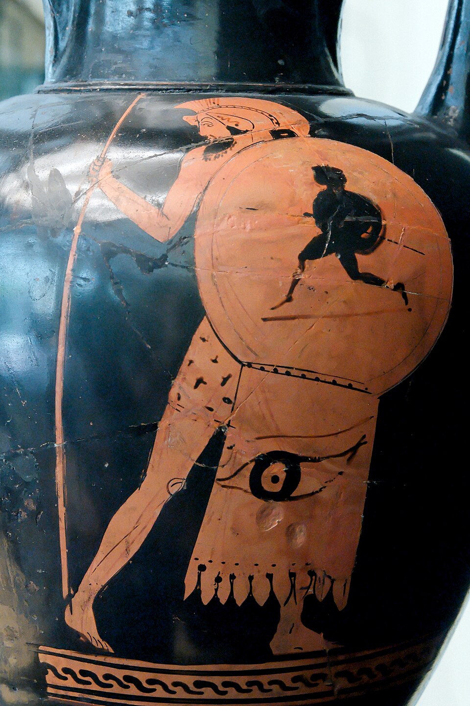 A hoplite by Alkimachos, on an Attic red-figure vase, ~460 BC. The shield has a curtain as a protection from arrows